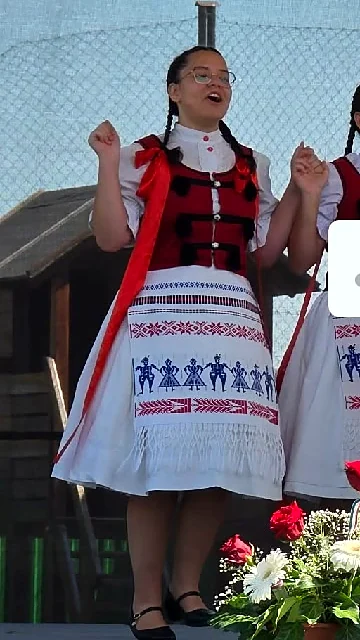 Fiatal táncos szatmári viseletben a szabadtéri színpadon