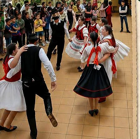 Gyerekek és fiatalok néptáncot járnak az ököritófülpösi táncházban, közönség előtt